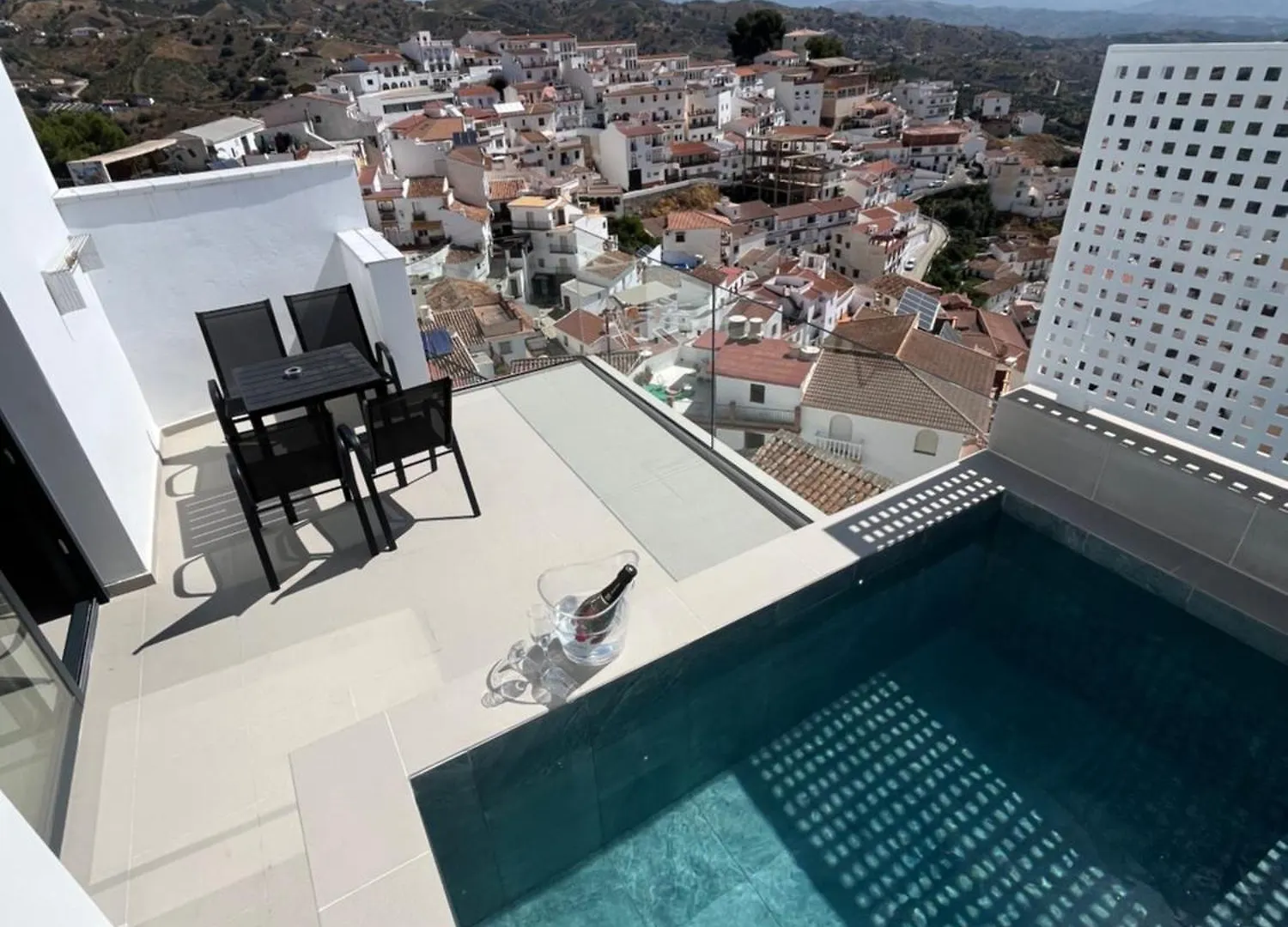 Apartahotel La Lipa Suites Con Piscina Privada Almáchar